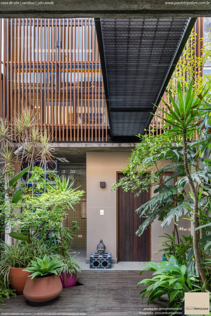 Casa – Paulo Tripoloni Arquitetura @escanhuelaphoto @mayranavarr Charmosa casa de vila com 80 m² tem passarela que leva a atelier. Projeto de Paulo Tripoloni. Na foto, jardim.