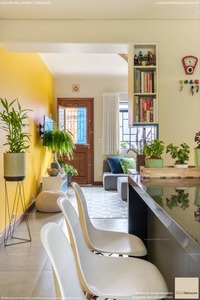 Charmosa casa de vila com 80 m² tem passarela que leva a atelier. Projeto de Paulo Tripoloni. Na foto, sala de estar, samambaia.