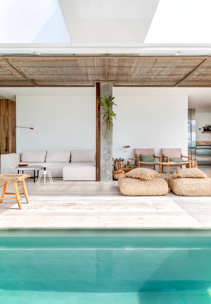 conjunto-cadeiras-diferentes-mesa-de-jantar-area-gourmet-simara-mello-15 Conjunto de cadeiras diferentes na mesa de jantar dá charme à área gourmet. Projeto de Simara Mello. Na foto, varanda, pergolado, piscina.