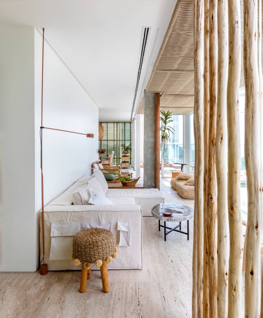 conjunto-cadeiras-diferentes-mesa-de-jantar-area-gourmet-simara-mello-24-rustico Conjunto de cadeiras diferentes na mesa de jantar dá charme à área gourmet. Projeto de Simara Mello. Na foto, sala, troncos, sofá branco.