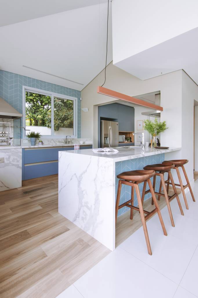 cozinha-azul-beliche-em-color-block-destaque-casa-de-praia-rawi-arquitetura-03 Cozinha azul e beliche em color block são destaque em casa de praia. Projeto de Rawi Arquitetura + Design. Na foto, ilha, churrasqueira.