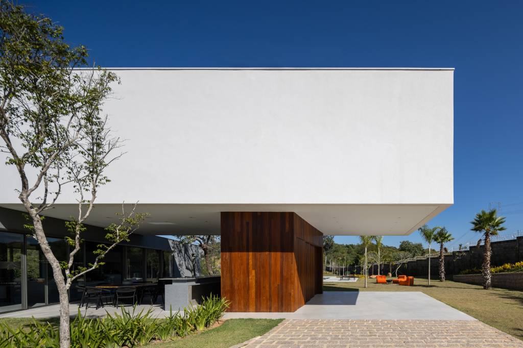 dois-volumes-sobrepostos-criam-casa-integrada-com-paisagem-hum-arquitetos-01.jpg Dois volumes sobrepostos criam casa integrada com a paisagem e com o Sol. Projeto de HUM Arquitetos.