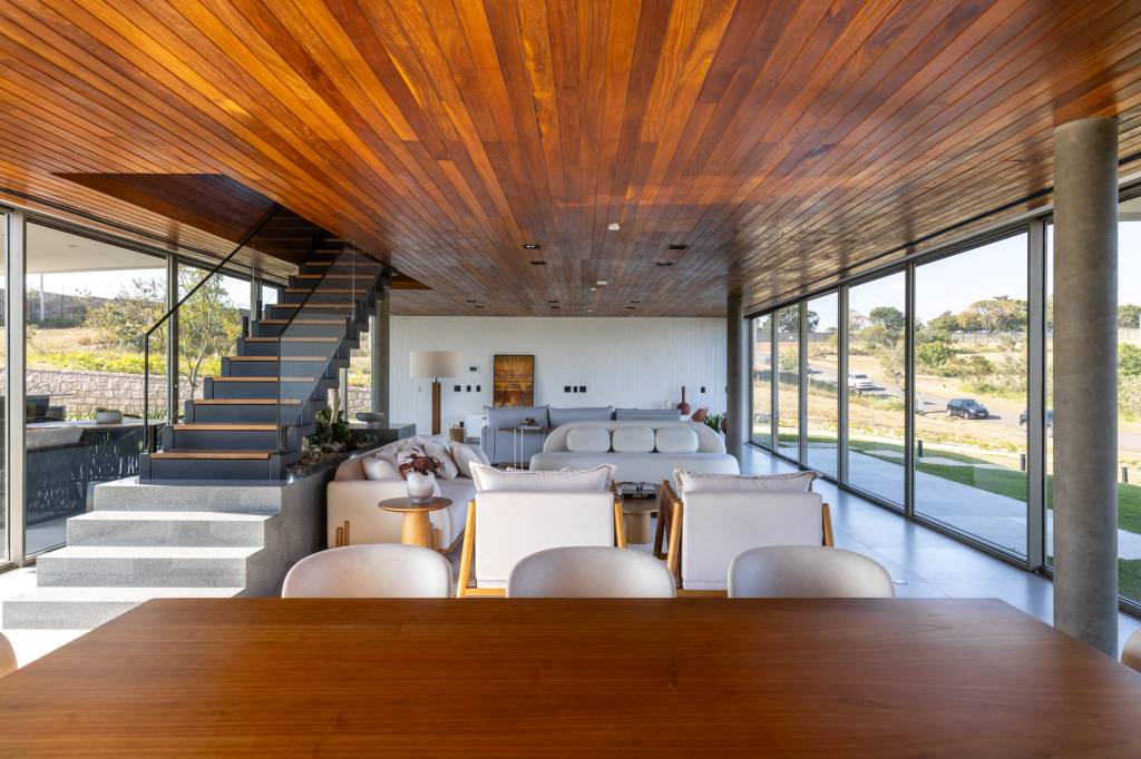 dois-volumes-sobrepostos-criam-casa-integrada-com-paisagem-hum-arquitetos-07.jpg Dois volumes sobrepostos criam casa integrada com a paisagem e com o Sol. Projeto de HUM Arquitetos.