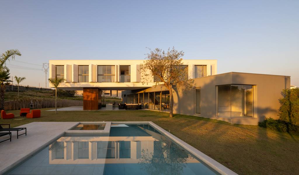 dois-volumes-sobrepostos-criam-casa-integrada-com-paisagem-hum-arquitetos-27.jpg Dois volumes sobrepostos criam casa integrada com a paisagem e com o Sol. Projeto de HUM Arquitetos.