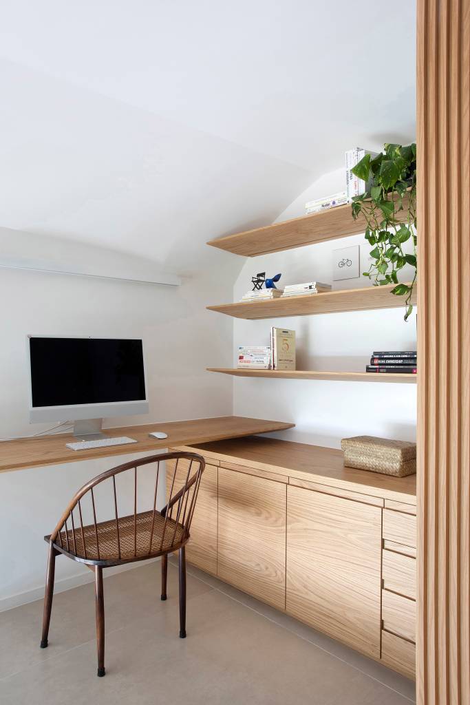 escada-de-serralheria-mezanino-sala-de-tv-home-office-ape-natalia-lemos-10-home-office Escada de serralheria branca leva a mezanino com sala de TV e home office em apê. Projeto de Natália Lemos. Na foto, home office, prateleiras.