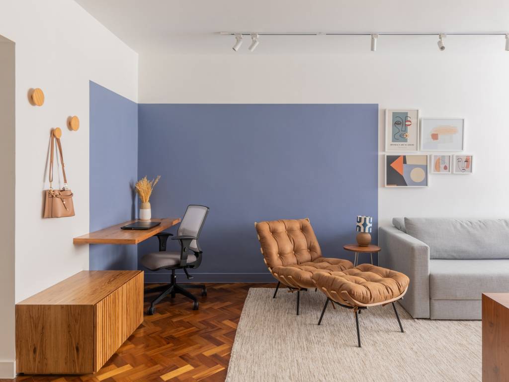 ideias-para-renovar-casa-em-menos-de-24-horas-conectarq-04-sala-pintura-geometrica 7 ideias imperdíveis para renovar sua casa em menos de 24 horas. Projeto de Conectarq. Na foto, sala de estar, pintura geométrica na parede, poltrona Costela.