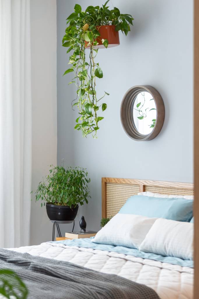 ideias-para-renovar-casa-em-menos-de-24-horas-conectarq-06-quarto-plantas 7 ideias imperdíveis para renovar sua casa em menos de 24 horas. Projeto de Conectarq. Na foto, quarto, plantas.