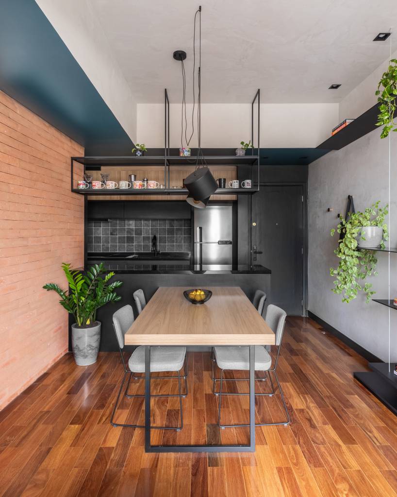 industrial-e-leve-apartamento-combina-serralheria-cores-claras-escuras-studio-ela-03-sala-jantar Industrial e leve: apartamento combina serralheria com cores claras e escuras. Projeto de Studio Elã. Na foto, sala de jantar, piso de madeira, luminária. cozinha integrada.
