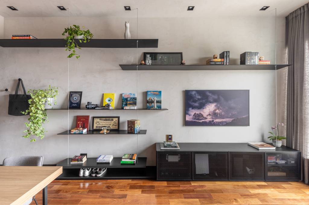 industrial-e-leve-apartamento-combina-serralheria-cores-claras-escuras-studio-ela-05-sala Industrial e leve: apartamento combina serralheria com cores claras e escuras. Projeto de Studio Elã. Na foto, sala de estar, estante de serralheria.