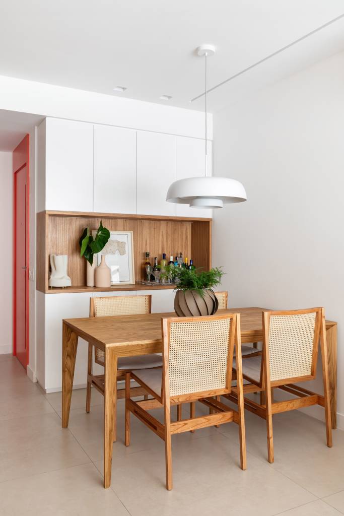 lar-mae-e-filha-espaco-home-office-estante-marcenaria-ripada-carmen-zaccaro-01-sala-jantar-pequena Novo lar de mãe e filha tem espaço de home office e estante de marcenaria ripada. Projeto de Carmen Zaccaro. Na foto, sala de jantar pequena.