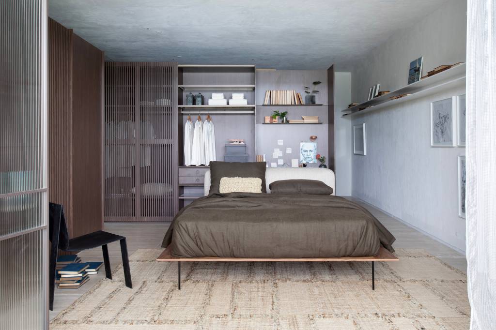 loft-contemporaneo-traz-marcenaria-personalizada-terraco-36-m-casacor-rj-2024-rafael-ramos-13-quarto Loft contemporâneo traz marcenaria personalizada e terraço de 36 m². Projeto de Rafael Ramos para a CASACOR Rio 2024.