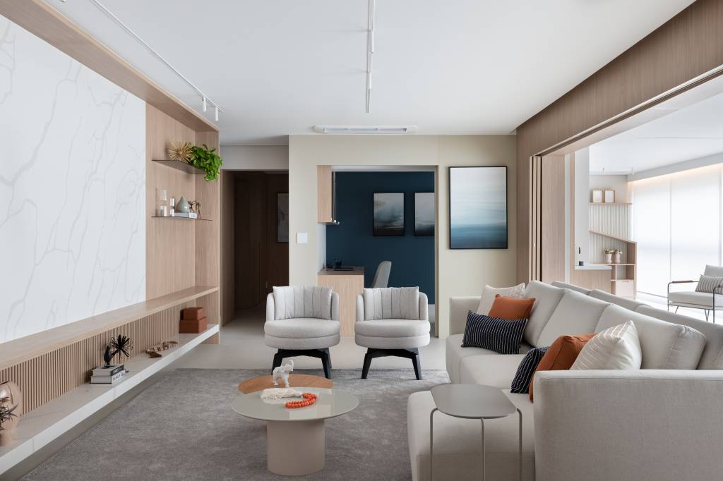 Madeira clara e áreas de lazer para crianças norteiam projeto deste apê