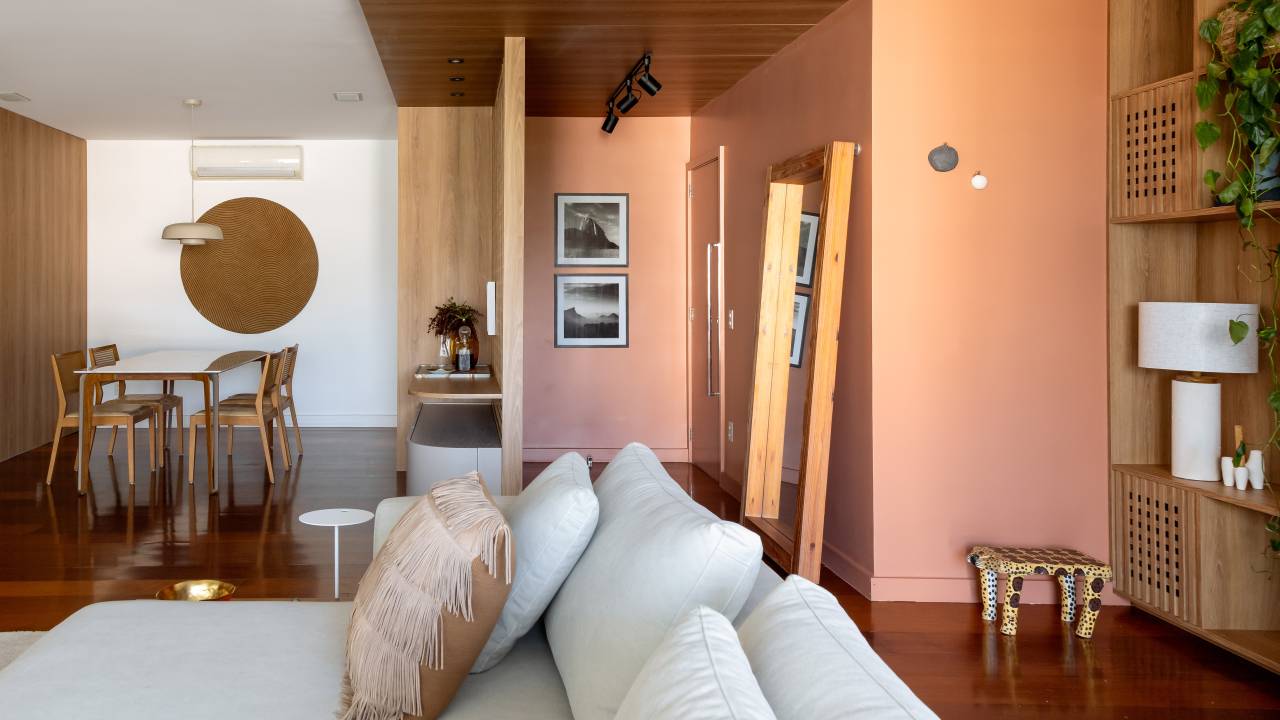 Materiais e acabamentos resistentes foram a escolha para apê lar de 4 gatinhos e cão. Projeto de Casa Tauari. Na foto, hall de entrada, tons terrosos, espelho piso, sofá branco.