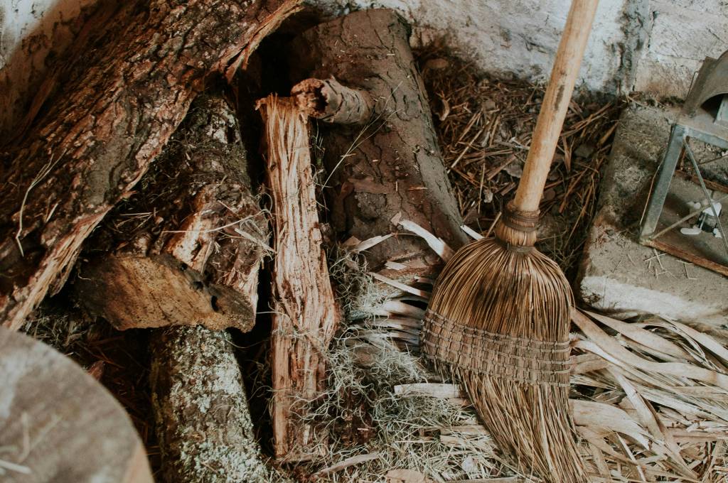 objetos-para-tirar-casa-se-livrar-azar-jessica-furtney-unsplash Sexta-feira 13: veja 4 objetos para tirar de casa e se livrar do azar. Na foto, vassoura velha.