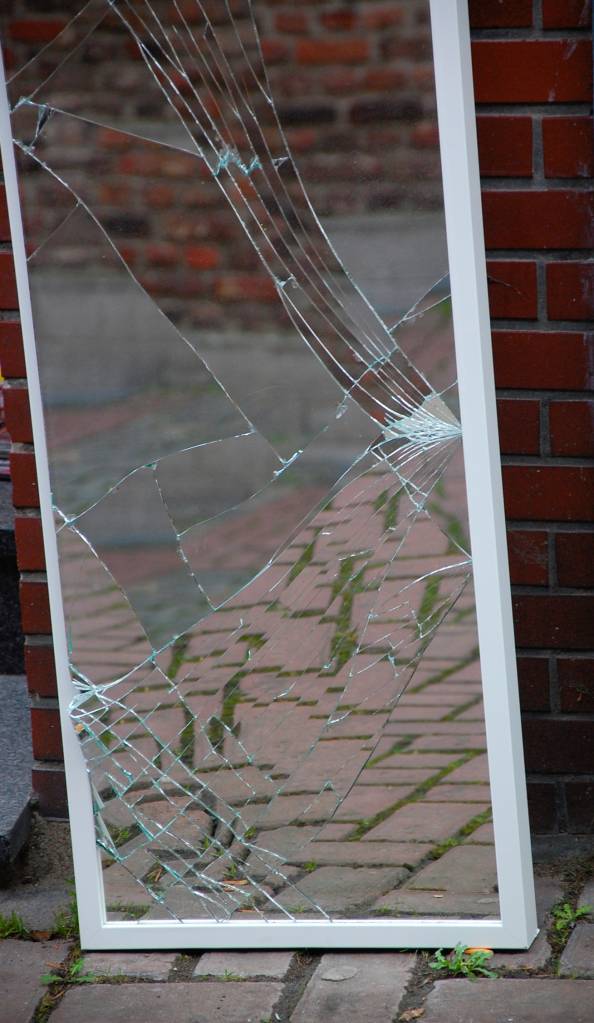 objetos-para-tirar-casa-se-livrar-azar-wing-window-glass-broken-material-interior-design-pxhere-com Sexta-feira 13: veja 4 objetos para tirar de casa e se livrar do azar. Na foto, espelho quebrado.
