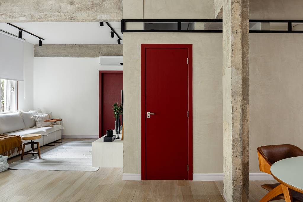 portas-vermelhas-toque-de-cor-ape-sobrio-clean-120-m-studiomemm-17 Portas vermelhas trazem toque de cor à apê sóbrio e clean de 120 m². Projeto de Studio MEMM. Na foto, porta.