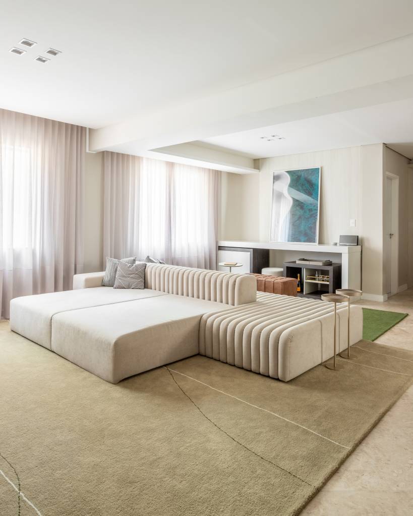sofa-ilha-cria-dois-ambientes-living-sala-de-tv-e-estar-doppia-arquitetura-01 Sofá ilha cria dois ambientes no living: uma sala de TV e um estar para conviver. Projeto de Doppio Arquitetura. Na foto, sala, tapete.