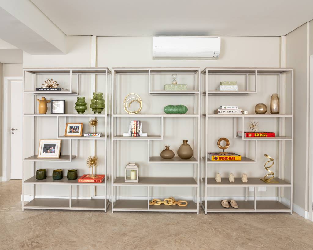 sofa-ilha-cria-dois-ambientes-living-sala-de-tv-e-estar-doppia-arquitetura-04-estante Sofá ilha cria dois ambientes no living: uma sala de TV e um estar para conviver. Projeto de Doppio Arquitetura. Na foto, estante de nichos.