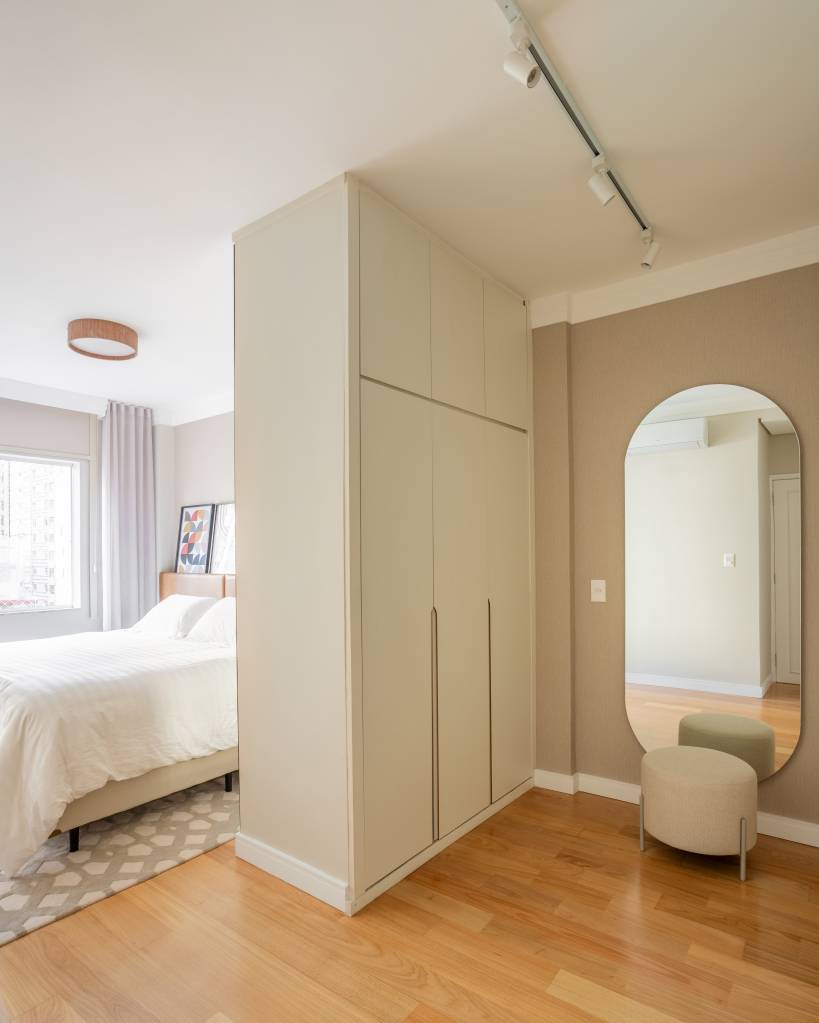 sofa-ilha-cria-dois-ambientes-living-sala-de-tv-e-estar-doppia-arquitetura-12-closet-pequeno-espelho Sofá ilha cria dois ambientes no living: uma sala de TV e um estar para conviver. Projeto de Doppio Arquitetura. Na foto, quarto, closet, espelho.
