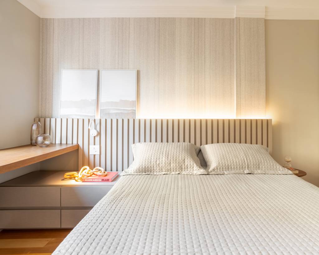 sofa-ilha-cria-dois-ambientes-living-sala-de-tv-e-estar-doppia-arquitetura-19-quarto Sofá ilha cria dois ambientes no living: uma sala de TV e um estar para conviver. Projeto de Doppio Arquitetura. Na foto, quarto, cabeceira ripada iluminada.