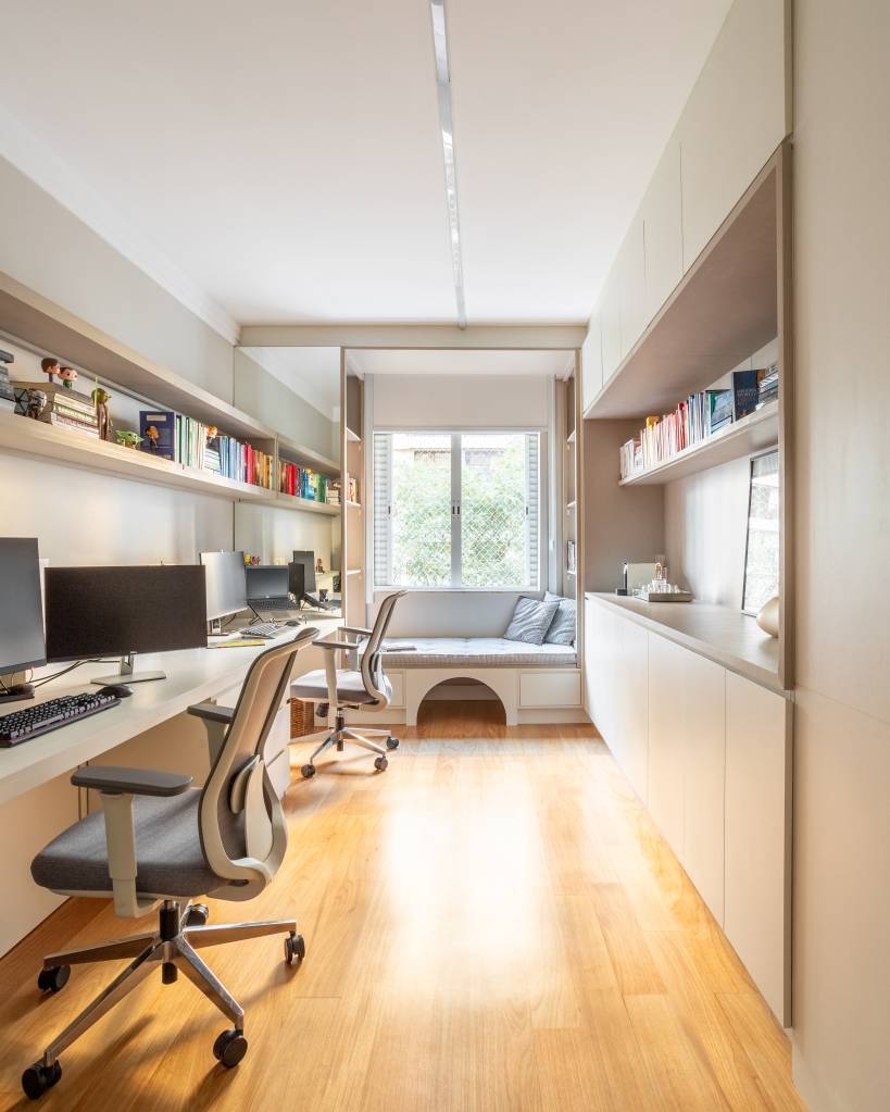 sofa-ilha-cria-dois-ambientes-living-sala-de-tv-e-estar-doppia-arquitetura-20-home-office Sofá ilha cria dois ambientes no living: uma sala de TV e um estar para conviver. Projeto de Doppio Arquitetura. Na foto, home office, espaço pet.