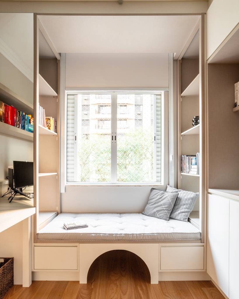 sofa-ilha-cria-dois-ambientes-living-sala-de-tv-e-estar-doppia-arquitetura-22-espaco-pet-estimacao Sofá ilha cria dois ambientes no living: uma sala de TV e um estar para conviver. Projeto de Doppio Arquitetura. Na foto, cantinho para pet.