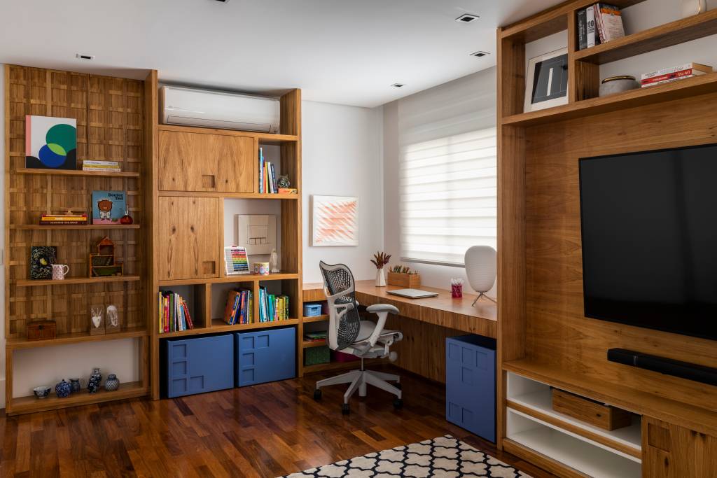 varanda-apartamento-de-236-m-urban-jungle-vivi-cirello-24 Varanda de apartamento de 236 m² virou urban jungle. Projeto de Vivi Cirello. Na foto, home office, bancada L.