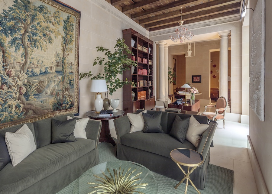 Hotel em Milão conta a história da cidade através do design, de Rocco Forte Hotels. Na foto, hotel com peças de arte.
