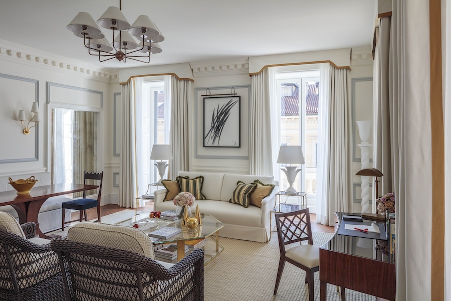 Hotel em Milão conta a história da cidade através do design, de Rocco Forte Hotels. Na foto, living em tons neutros.