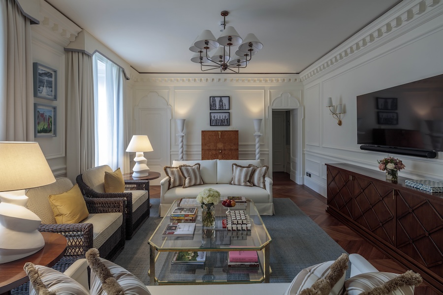 Hotel em Milão conta a história da cidade através do design, de Rocco Forte Hotels. Na foto, living em tons neutros.