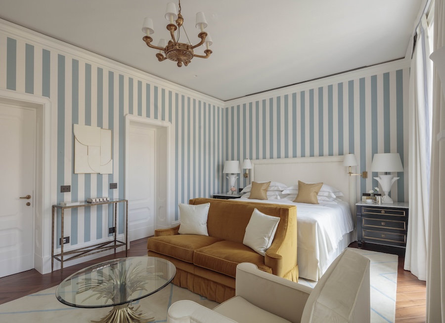 Hotel em Milão conta a história da cidade através do design, de Rocco Forte Hotels. Na foto, quarto com paredes listradas em azul.
