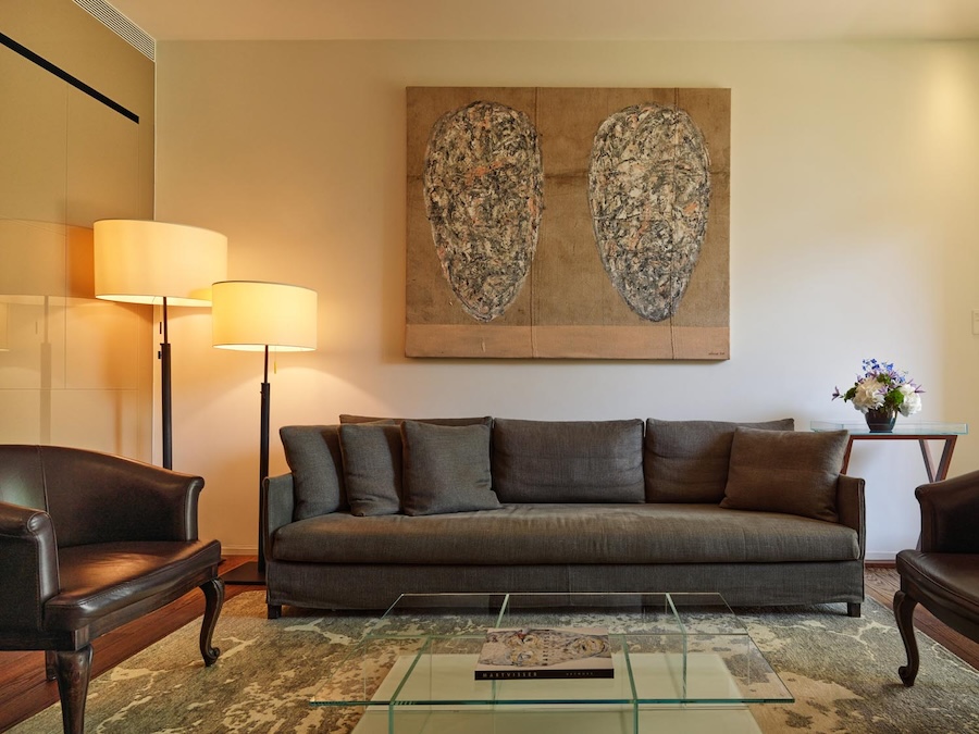 Suite-de-hotel-possui-jardim-privado-de-70-m2-14 Suíte de hotel possui jardim privado de 70 m², de The Set Collection. Na foto, living de quarto de hotel.