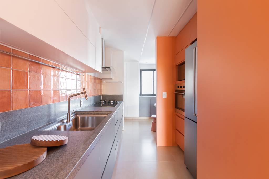 apartamento-acessivel-3a-idade-tem-arcos-no-teto-hersen-mendes-arquitetura-19-cozinha-laranja-coral Apartamento acessível para a 3ª idade tem belos arcos no teto da sala. Projeto de Hensen Mendes Arquitetura.