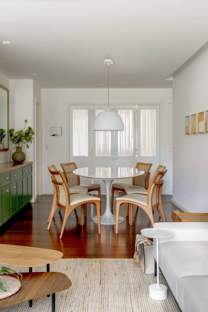 Apartamento ganha novo lavabo de 1,50 m² e cozinha com piso xadrez. Projeto de Fernanda Zeitoune . Na foto, sala de jantar, mesa redonda.