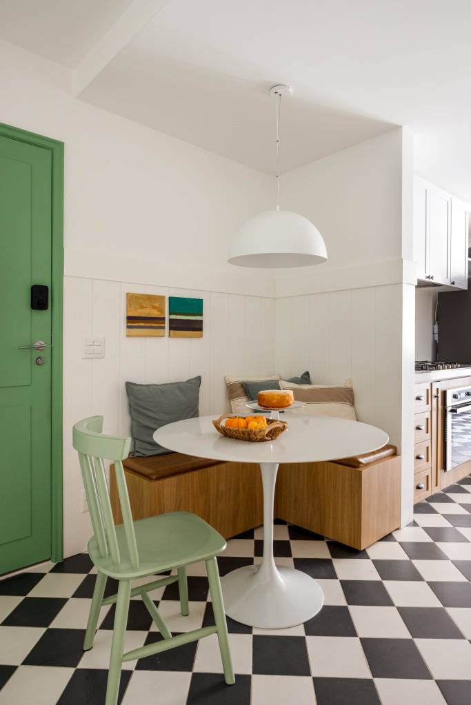 apartamento-ganha-lavabo-1-50-m-cozinha-piso-xadrez-fernanda-zeitoune-12-copa-cozinha-preto-e-branco Apartamento ganha novo lavabo de 1,50 m² e cozinha com piso xadrez. Projeto de Fernanda Zeitoune . Na foto, copa de cozinha.