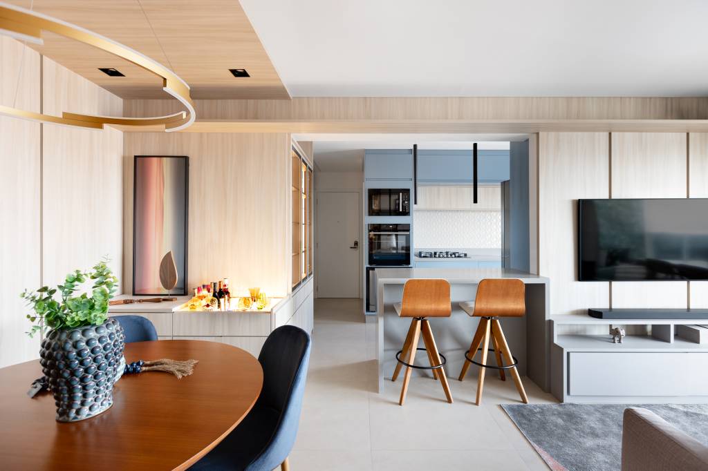 apartamento-integrado-105-m-ganha-area-gourmet-papel-de-parede-celia-mustafa-04-sala Apartamento integrado de 105 m² ganha área gourmet com papel de parede. Projeto de Célia Mustafá. Na foto, sala integrada, mesa redonda, painel de madeira.