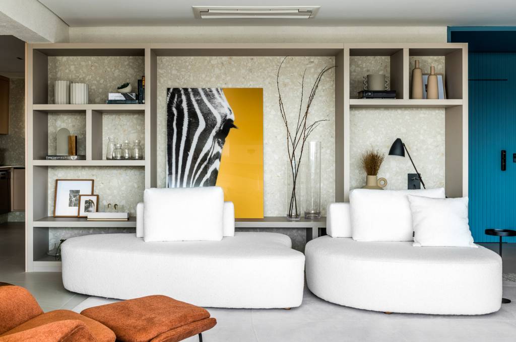 apartamento-pensado-para-receber-tem-toques-azul-mostarda-tetriz-arquitetura-01-sala-sofa Apartamento pensado para receber com conforto tem toques de azul e mostarda. Projeto de Tetriz Arquitetura. Na foto, sala. sofá branco orgânico.