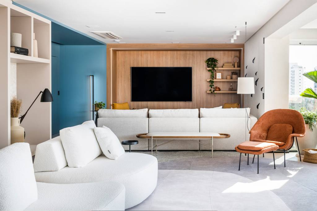 apartamento-pensado-para-receber-tem-toques-azul-mostarda-tetriz-arquitetura-07-sala-azul Apartamento pensado para receber com conforto tem toques de azul e mostarda. Projeto de Tetriz Arquitetura. Na foto, sala de estar, colorblocking azul, sofás brancos.
