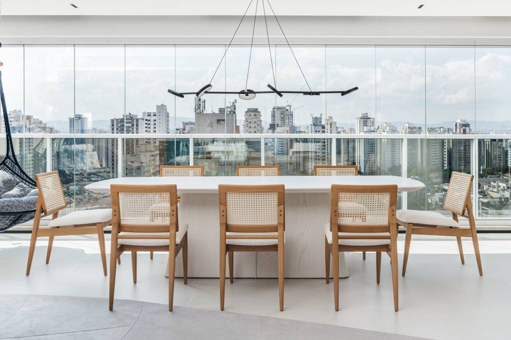 apartamento-pensado-para-receber-tem-toques-azul-mostarda-tetriz-arquitetura-20-jantar Apartamento pensado para receber com conforto tem toques de azul e mostarda. Projeto de Tetriz Arquitetura. Na foto, varanda integrada, mesa de jantar.
