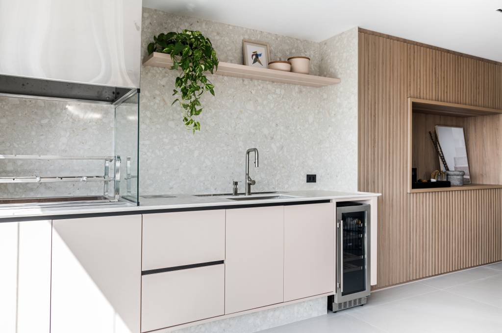 apartamento-pensado-para-receber-tem-toques-azul-mostarda-tetriz-arquitetura-21-gourmet Apartamento pensado para receber com conforto tem toques de azul e mostarda. Projeto de Tetriz Arquitetura. Na foto, área gourmet