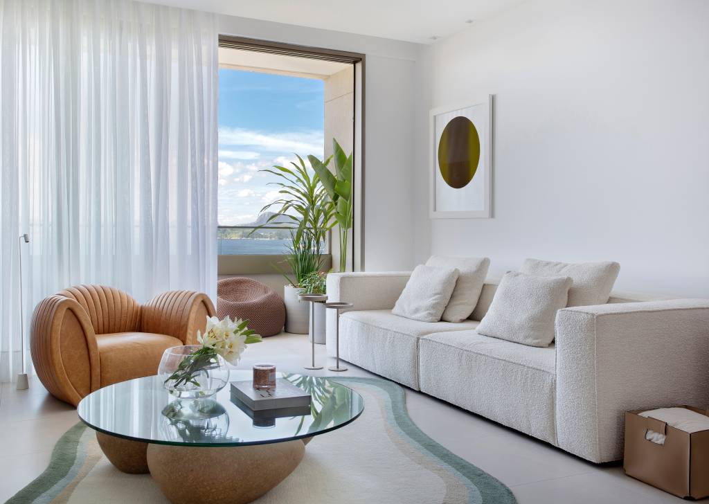 Apê da atriz Clara Moneke tem camarim com penteadeira e armário de nichos