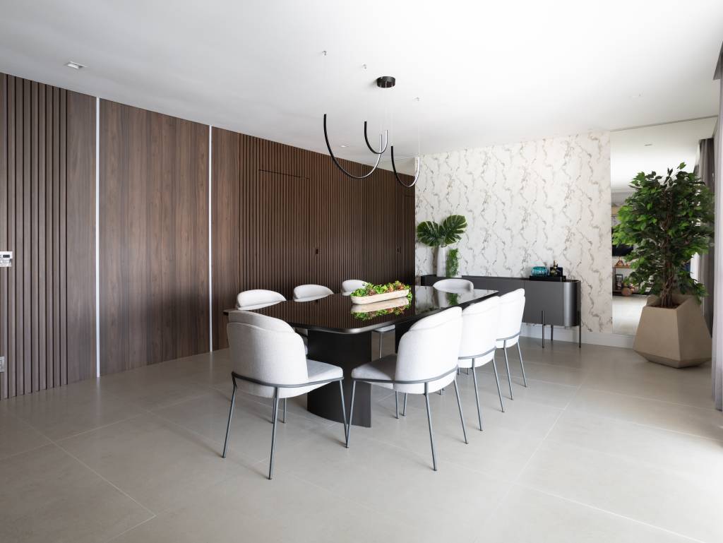 ape-de-240-m2-mistura-madeira-cimento-queimado-metal-e-tons-de-preto-rosa-e-verde-jessica-saja-interiores-14 Apê de 240 m² mistura madeira, cimento queimado, metal e tons de preto, rosa e verde, do escritório Jessica Saka Interiores. Na foto, sala de jantar com mesa extensa.