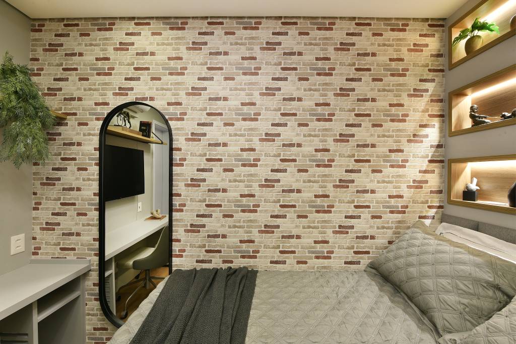 ape-tons-sobrios-tem-divisoria-vazada-cozinha-conectada-com-varanda-rosangela-pena-09-quarto-papel-de-parede Apê em tons sóbrios tem divisória vazada e cozinha conectada com varanda. Projeto de Rosangela Pena. Na foto, quarto, papel de parede, espelho na parede.