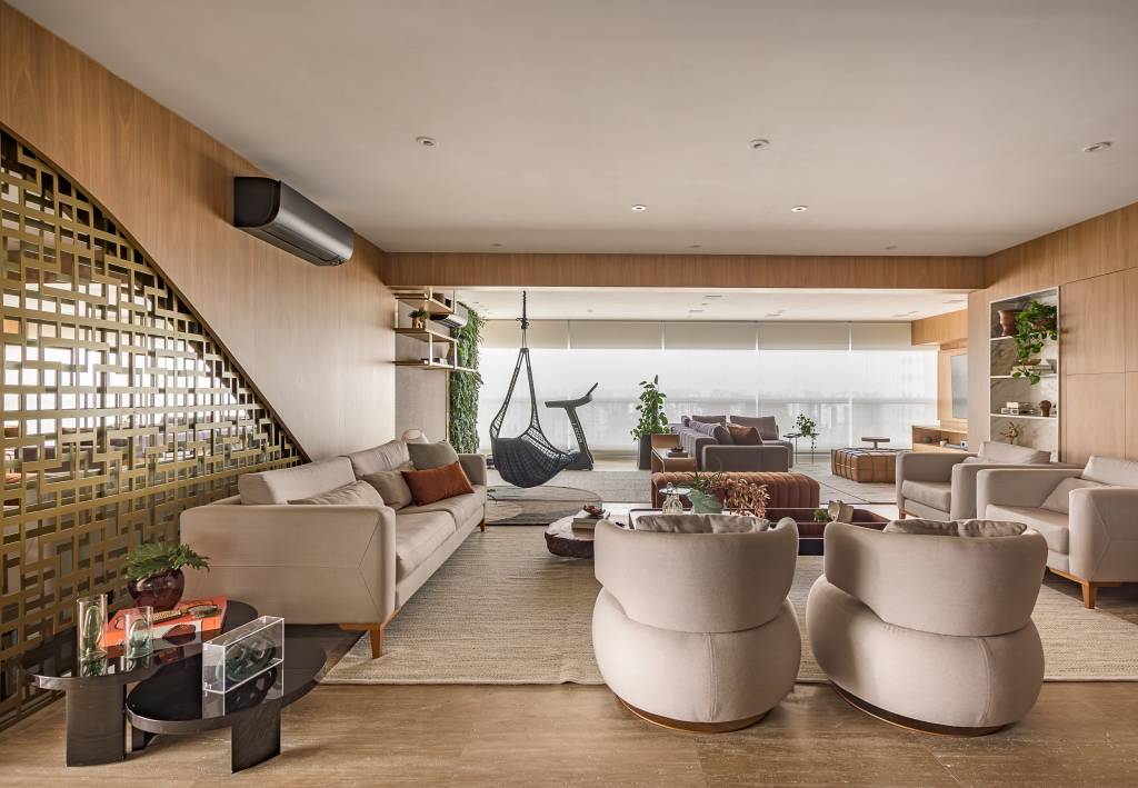 Armazenamentos camuflados tornam apê de 270 m² mais clean