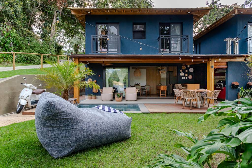 Casa de praia de 115 m² em meio à Mata Atlântica ganha linda fachada azul. Projeto de Juliana Zappa. Na foto, área externa, jardim.