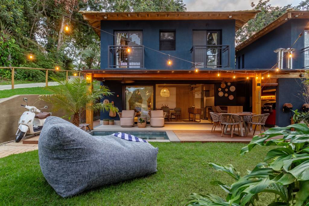 Casa de praia de 115 m² em meio à Mata Atlântica ganha linda fachada azul