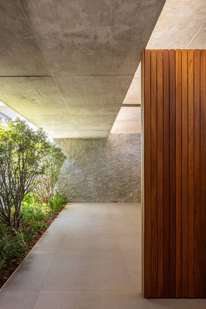 concreto-aparente-marca-estrutura-de-casa-planta-formato-l-bloco-arquitetos-04 Concreto aparente marca estrutura de casa térrea com planta em formato L. Projeto de BLOCO Arquitetos.