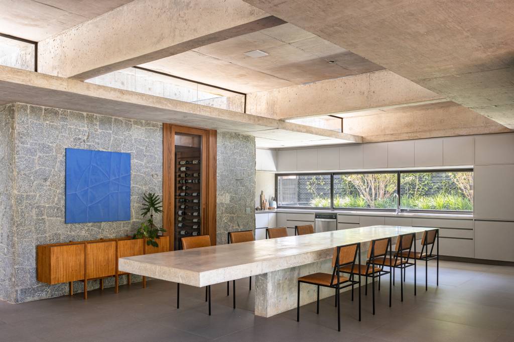 concreto-aparente-marca-estrutura-de-casa-planta-formato-l-bloco-arquitetos-09 Concreto aparente marca estrutura de casa térrea com planta em formato L. Projeto de BLOCO Arquitetos.