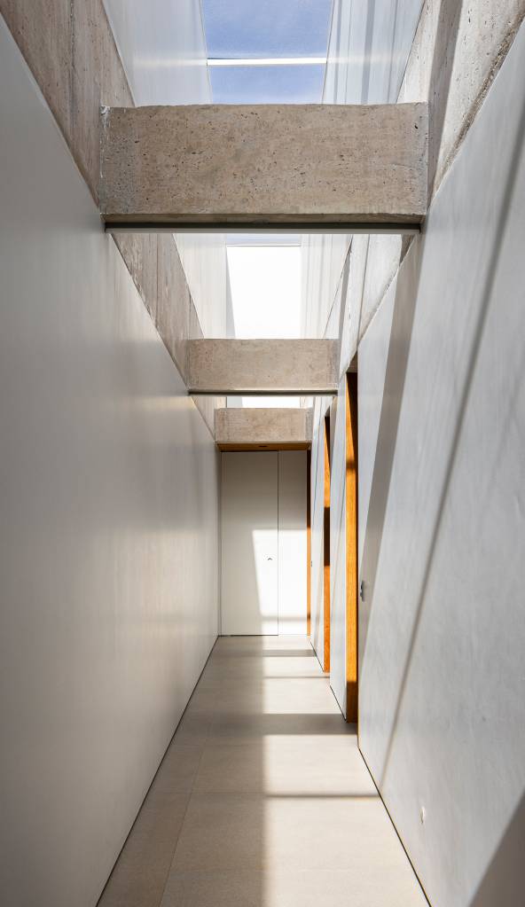 concreto-aparente-marca-estrutura-de-casa-planta-formato-l-bloco-arquitetos-11 Concreto aparente marca estrutura de casa térrea com planta em formato L. Projeto de BLOCO Arquitetos.