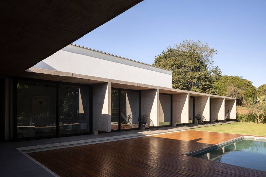 concreto-aparente-marca-estrutura-de-casa-planta-formato-l-bloco-arquitetos-14 Concreto aparente marca estrutura de casa térrea com planta em formato L. Projeto de BLOCO Arquitetos.
